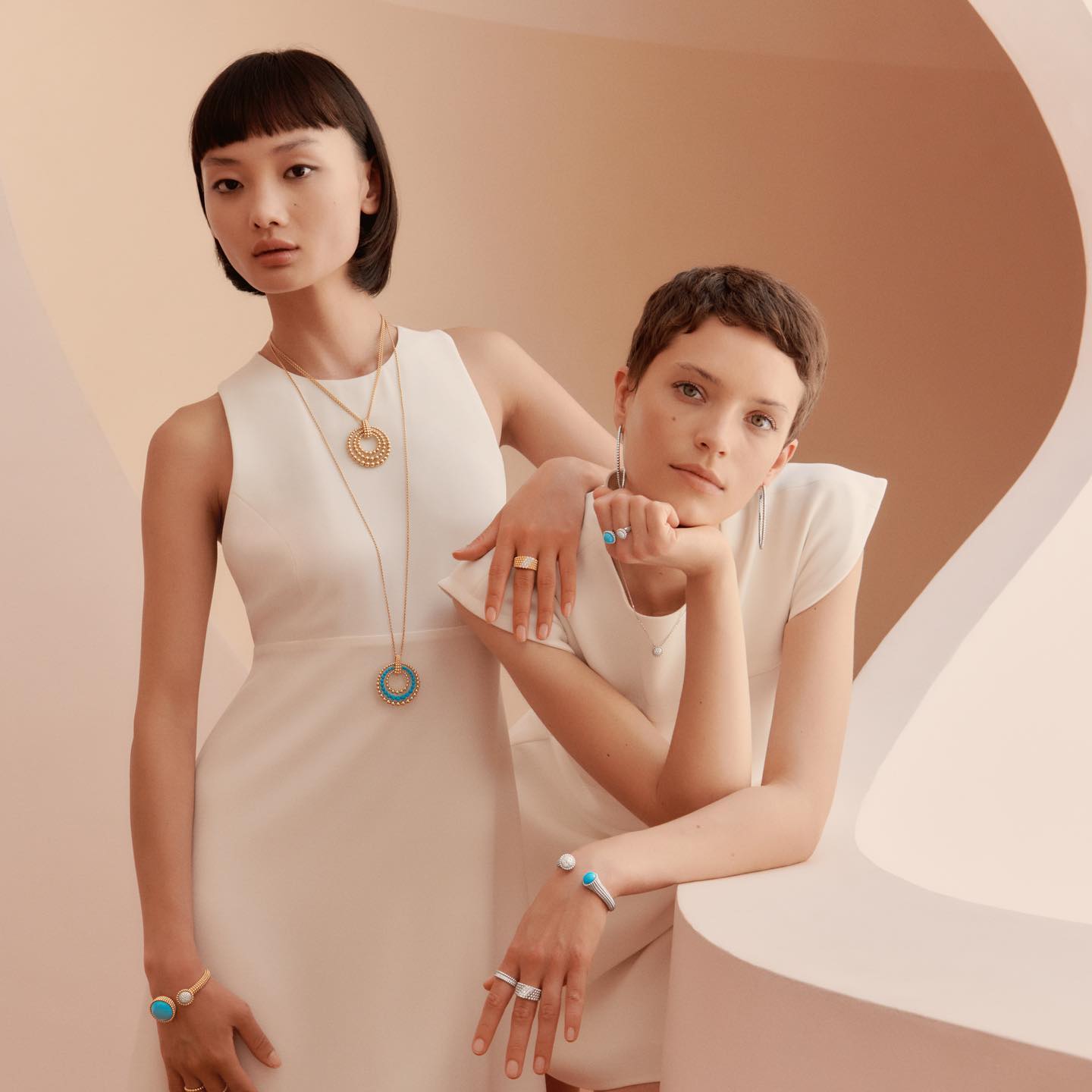 Fourteen years in and Van Cleef & Arpels has finally thought fit to add a #watch line to its much-loved #Perlée jewellery collection, which has also expanded to include open bangles, small and large pendants, earrings as well as an array of rings. Of course, all feature VC&A’s signature #vintage gold #beading, as well as a tasteful pop of colour. We reckon there are a number of pieces worth adding  to your wish list here. Check them out.

Credits: Perlée ©Van Cleef & Arpels Photography by Estelle Hanania, Artistic Direction by Gaspard Yurkievich & Guido Voss

#OfficialBespoke #VanCleefArpels #VanCleef #Perlee #Jewellery #Gold #Diamonds #Luxury #Lifestyle